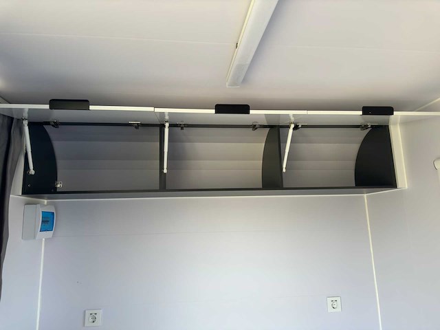 Stahlworks - eco 6000 a wit - tiny house / atelier / kantoor badkamer in midden en bed rechts - afbeelding 27 van  37