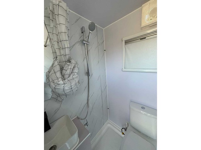 Stahlworks - eco 6000 a wit - tiny house / atelier / kantoor badkamer in midden en bed rechts - afbeelding 13 van  35