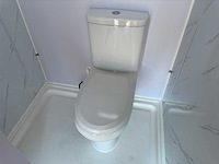 Stahlworks - eco 6000 a wit - tiny house / atelier / kantoor badkamer in midden en bed rechts - afbeelding 17 van  35