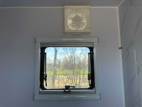 Stahlworks - eco 6000 a wit - tiny house / atelier / kantoor badkamer in midden en bed rechts - afbeelding 27 van  35