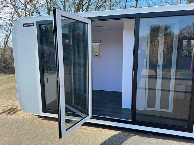 Stahlworks - eco 6000 a wit - tiny house / atelier / kantoor badkamer in midden en bed rechts - afbeelding 2 van  37