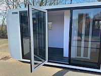 Stahlworks - eco 6000 a wit - tiny house / atelier / kantoor badkamer in midden en bed rechts - afbeelding 2 van  37