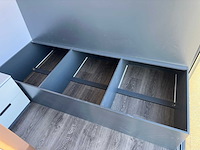 Stahlworks - eco 6000 a wit - tiny house / atelier / kantoor badkamer in midden en bed rechts - afbeelding 4 van  37