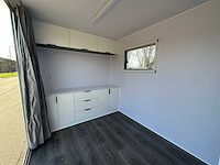 Stahlworks - eco 6000 a wit - tiny house / atelier / kantoor badkamer in midden en bed rechts - afbeelding 5 van  37
