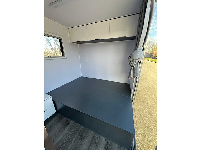 Stahlworks - eco 6000 a wit - tiny house / atelier / kantoor badkamer in midden en bed rechts - afbeelding 6 van  37