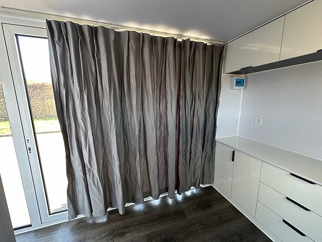 Stahlworks - eco 6000 a wit - tiny house / atelier / kantoor badkamer in midden en bed rechts - afbeelding 7 van  37
