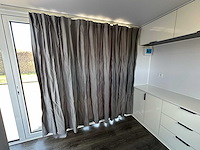 Stahlworks - eco 6000 a wit - tiny house / atelier / kantoor badkamer in midden en bed rechts - afbeelding 7 van  37