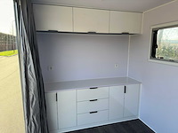 Stahlworks - eco 6000 a wit - tiny house / atelier / kantoor badkamer in midden en bed rechts - afbeelding 8 van  37