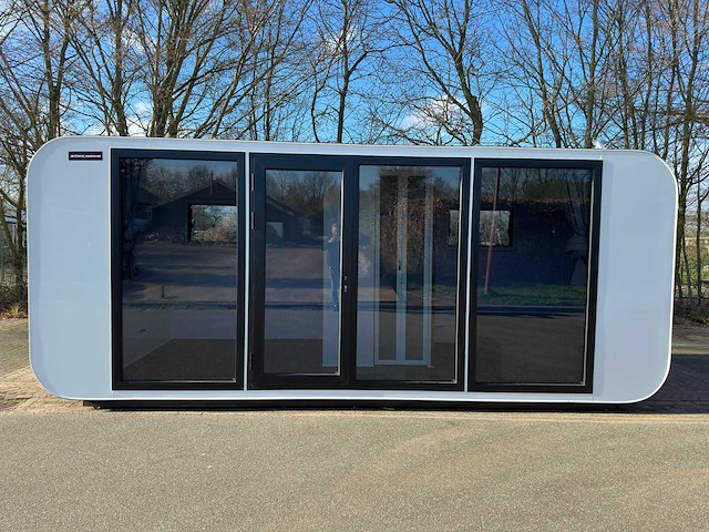 Stahlworks - eco 6000 a wit - tiny house / atelier / kantoor badkamer in midden en bed rechts - afbeelding 1 van  37