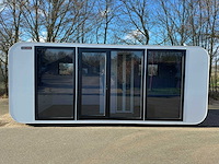 Stahlworks - eco 6000 a wit - tiny house / atelier / kantoor badkamer in midden en bed rechts