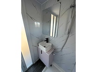 Stahlworks - eco 6000 a wit - tiny house / atelier / kantoor badkamer in midden en bed rechts - afbeelding 34 van  37