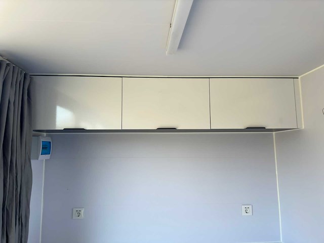 Stahlworks - eco 6000 a wit - tiny house / atelier / kantoor badkamer in midden en bed rechts - afbeelding 16 van  37