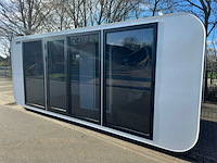 Stahlworks - eco 6000 a wit - tiny house / atelier / kantoor badkamer in midden en bed rechts - afbeelding 11 van  37