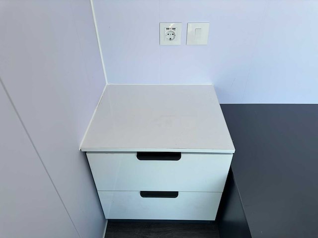 Stahlworks - eco 6000 a wit - tiny house / atelier / kantoor badkamer in midden en bed rechts - afbeelding 20 van  37