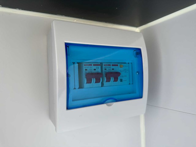 Stahlworks - eco 6000 a wit - tiny house / atelier / kantoor badkamer in midden en bed rechts - afbeelding 36 van  37