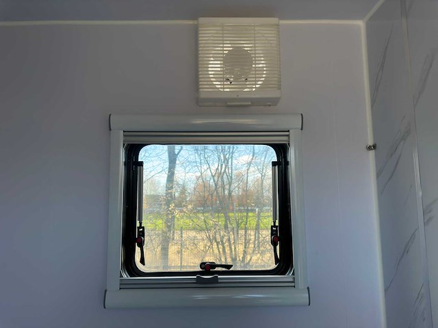 Stahlworks - eco 6000 a wit - tiny house / atelier / kantoor badkamer in midden en bed rechts - afbeelding 21 van  37