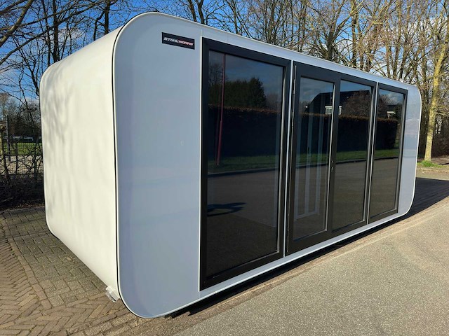 Stahlworks - eco 6000 a wit - tiny house / atelier / kantoor badkamer in midden en bed rechts - afbeelding 26 van  37