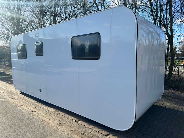 Stahlworks - eco 6000 a wit - tiny house / atelier / kantoor badkamer in midden en bed rechts - afbeelding 29 van  37