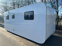 Stahlworks - eco 6000 a wit - tiny house / atelier / kantoor badkamer in midden en bed rechts - afbeelding 29 van  37