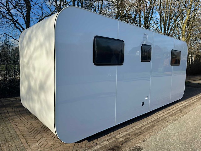 Stahlworks - eco 6000 a wit - tiny house / atelier / kantoor badkamer in midden en bed rechts - afbeelding 30 van  37