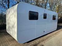 Stahlworks - eco 6000 a wit - tiny house / atelier / kantoor badkamer in midden en bed rechts - afbeelding 30 van  37