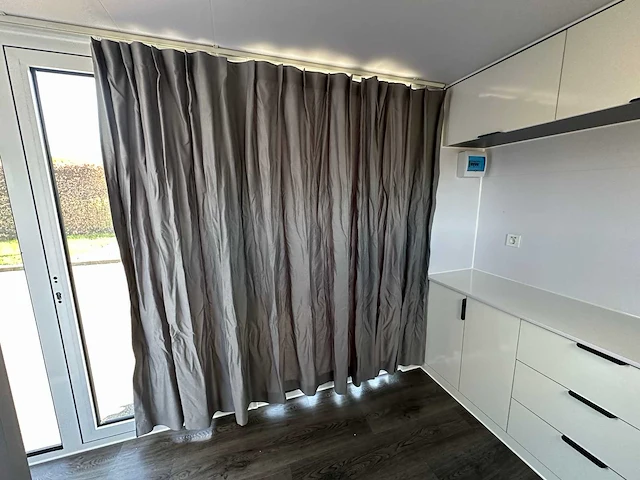 Stahlworks - eco 6000 a wit - tiny house / atelier / kantoor badkamer in midden en bed rechts - afbeelding 7 van  37