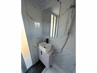 Stahlworks - eco 6000 a wit - tiny house / atelier / kantoor badkamer in midden en bed rechts - afbeelding 14 van  37