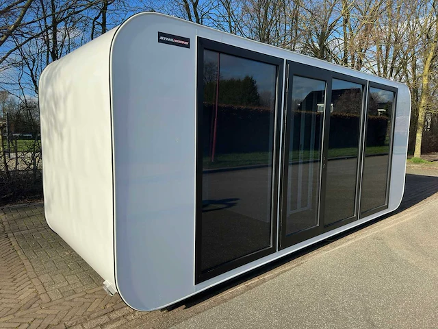 Stahlworks - eco 6000 a wit - tiny house / atelier / kantoor badkamer in midden en bed rechts - afbeelding 33 van  37