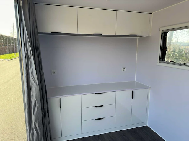 Stahlworks - eco 6000 a wit - tiny house / atelier / kantoor badkamer in midden en bed rechts - afbeelding 8 van  37
