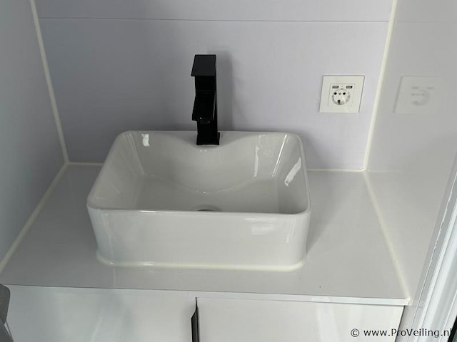 Stahlworks 4m-wit-a studio tiny house - afbeelding 8 van  16