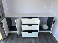 Stahlworks eco 6000 a wit tiny house / atelier / kantoor badkamer in midden en bed rechts - afbeelding 9 van  37