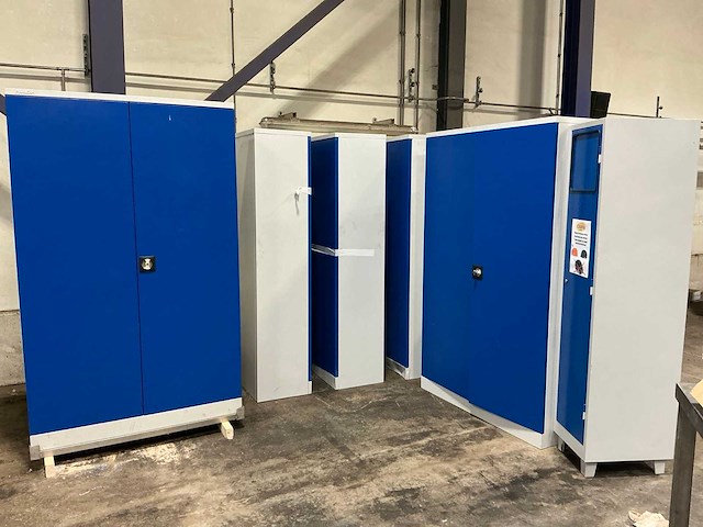 Stalen 2-deurs kast (5x) - afbeelding 1 van  2