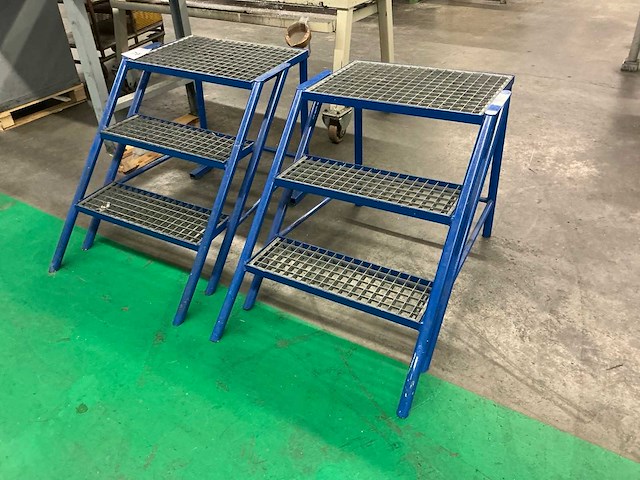 Stalen 3-treeds opstap (3x) - afbeelding 2 van  5
