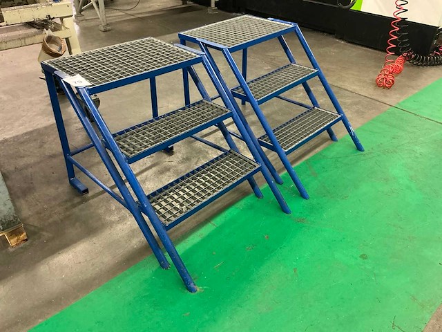 Stalen 3-treeds opstap (3x) - afbeelding 3 van  5
