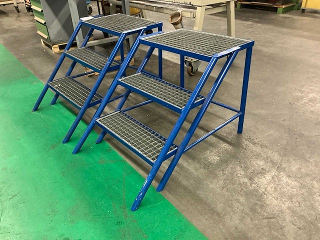 Stalen 3-treeds opstap (3x) - afbeelding 4 van  5