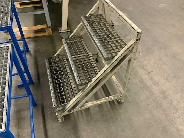 Stalen 3-treeds opstap (3x) - afbeelding 5 van  5