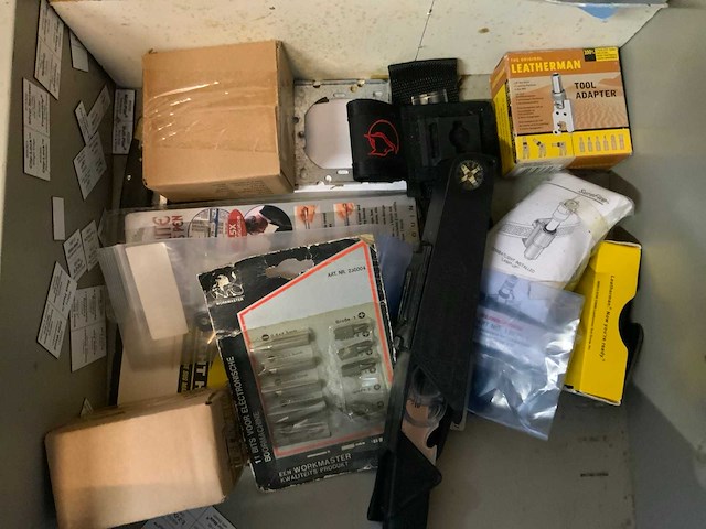 Stalen 4 ladenkast met militaria - afbeelding 3 van  13