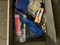 Stalen 4 ladenkast met militaria - afbeelding 5 van  13