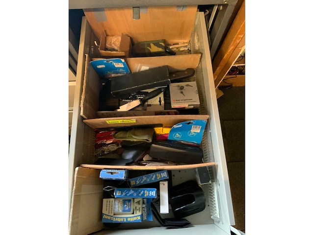 Stalen 4 ladenkast met militaria - afbeelding 7 van  13