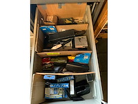 Stalen 4 ladenkast met militaria - afbeelding 7 van  13