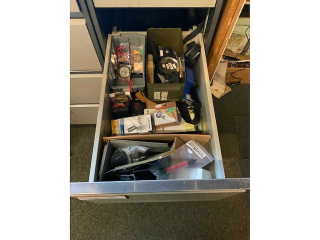 Stalen 4 ladenkast met militaria - afbeelding 10 van  13