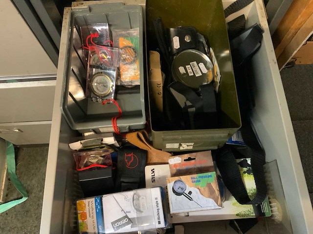 Stalen 4 ladenkast met militaria - afbeelding 11 van  13