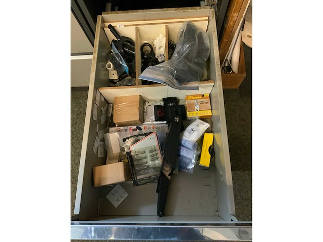 Stalen 4 ladenkast met militaria - afbeelding 13 van  13