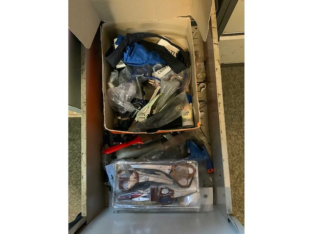 Stalen 4 ladenkast met militaria - afbeelding 2 van  14