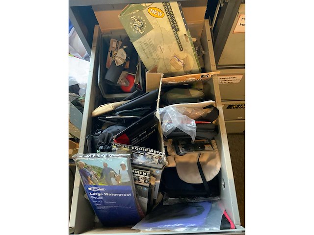 Stalen 4 ladenkast met militaria - afbeelding 9 van  14