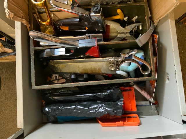 Stalen 4 ladenkast met militaria - afbeelding 14 van  14