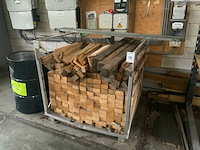 Stalen bak gevuld met stophout - afbeelding 1 van  2