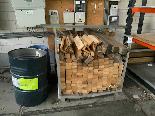 Stalen bak gevuld met stophout - afbeelding 2 van  2