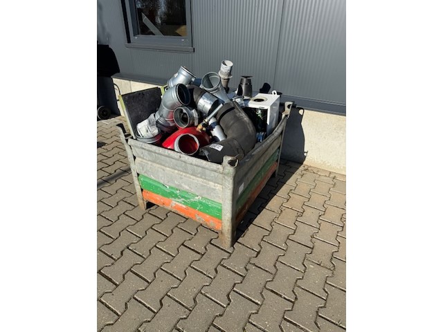 Stalen bak met metaalschroot - afbeelding 1 van  5