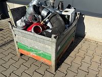 Stalen bak met metaalschroot - afbeelding 1 van  5